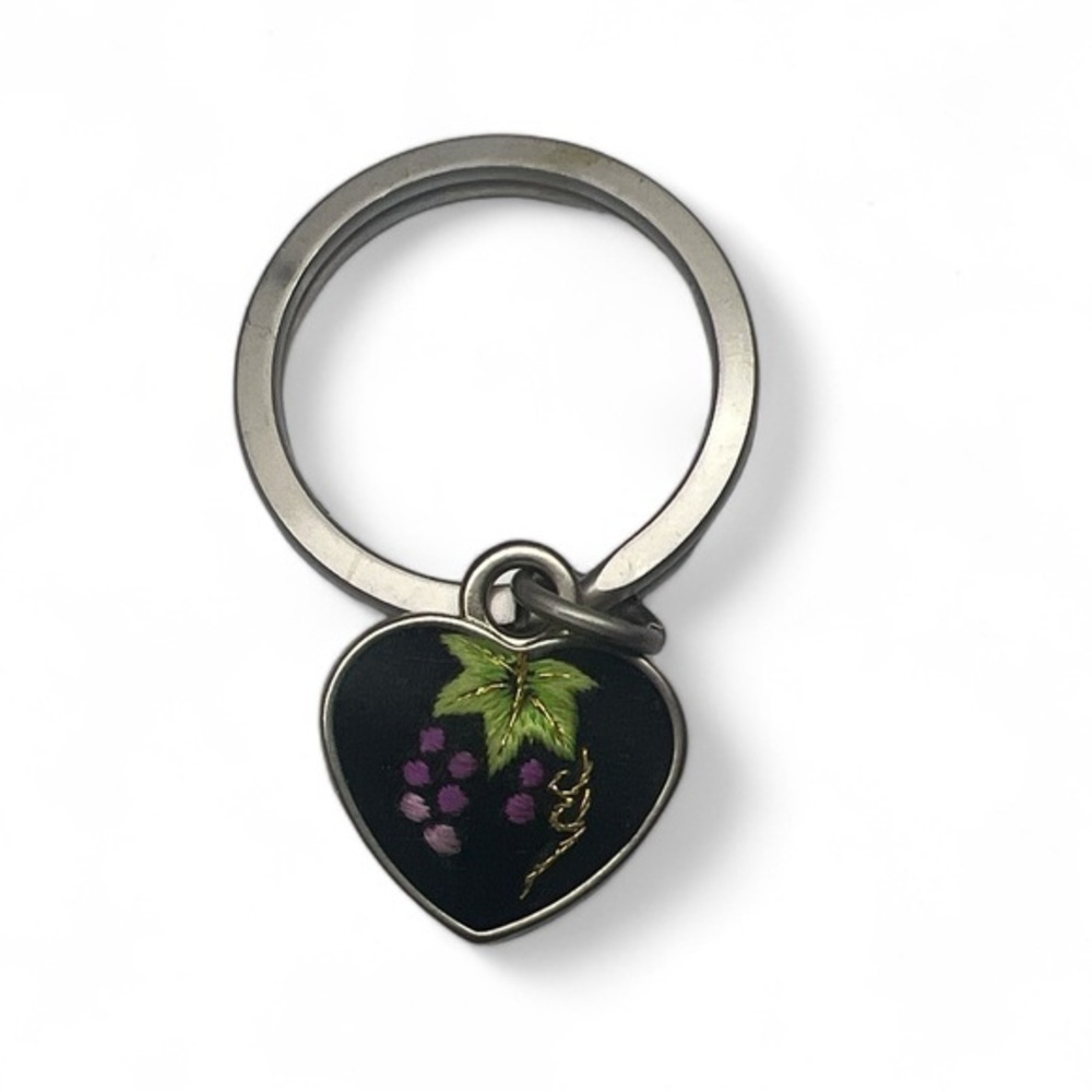 3D Style Purple Wine Grapes on‎ Curved Black Background 1" Silver Tone Key Chain